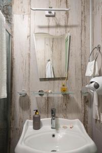 ein Bad mit einem Waschbecken und einem Spiegel in der Unterkunft Rain Rooms and Food in Marmaris