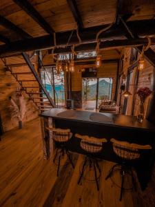 a bar in a cabin with a view of the ocean at Cabana estilo Celeiro em Urubici in Urubici