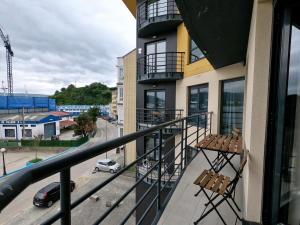 balcón con sillas y vistas a la calle en Apartamento con balcón y vistas al mar en Viveiro
