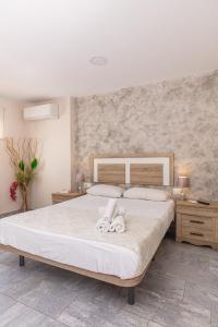 Un pat sau paturi într-o cameră la Apartamentos Lola Beach