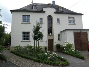 Afbeelding uit fotogalerij van Apartment Altes Pfarrhaus in Köwerich