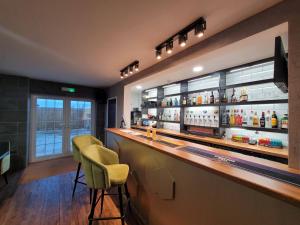 Lounge nebo bar v ubytování The Oakwood Hotel by Roomsbooked