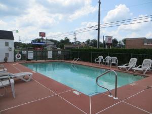 una pequeña piscina con sillas en Jameson Inn Winder, en Winder