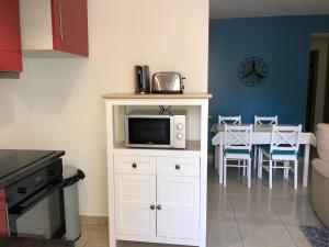 マント・ラ・ジョリーにあるApparemment 003のキッチン(テーブル、電子レンジ付) +10枚の写真