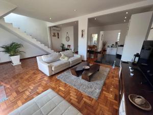 Et opholdsområde på Large Penthouse Arpoador