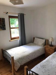 Postel nebo postele na pokoji v ubytování Ballyloskey Road