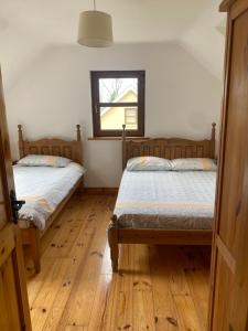 Postel nebo postele na pokoji v ubytování Ballyloskey Road