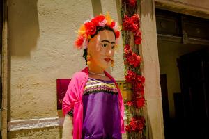 聖米格爾－德阿連德的住宿－Hotel Boutique Hacienda Guadalupe，头上花的女人的雕像