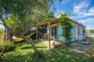ein kleines Haus mit Hängematte im Hof in der Unterkunft Romantic Beach Cabin - Playa El Palmar in El Palmar