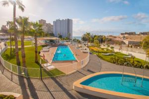 Bazén v ubytovaní Waves apartment - relax in Costa Blanca alebo v jeho blízkosti