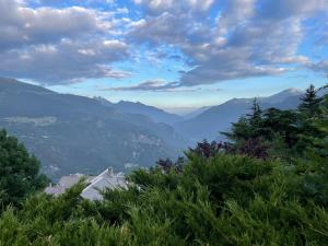 vistas a un valle con montañas a lo lejos en Gli appartamenti della Fra en Torgnon