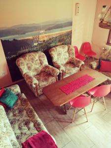 - un salon avec une table et des chaises en bois dans l'établissement Chrząszczewo Widokowe wzgórze 2, à Uherce Mineralne