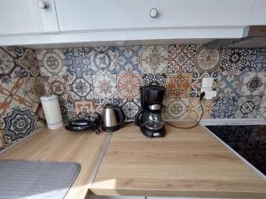 eine Küchentheke mit Kaffeemaschine darauf in der Unterkunft Anatoli Apartment in Perama