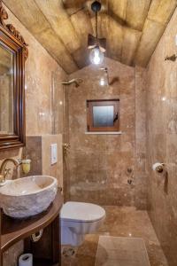 uma casa de banho com um lavatório e um WC em OLIVE QUEEN Rustic Apartment 1 em Bar