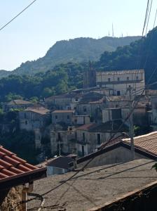 uitzicht op de stad vanaf de daken van huizen bij Casa vacanze Staiti 