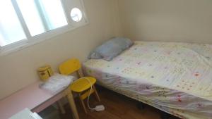 Säng eller sängar i ett rum på Ocean House Suwon