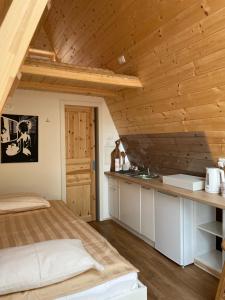 Postel nebo postele na pokoji v ubytování Glamping Holiday House with terrace and sauna- no hot tub- Hisa oddiha