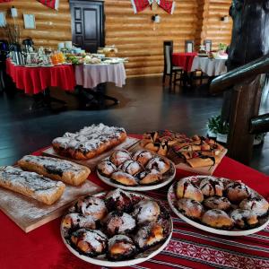 Sărişoru MareにあるPensiunea Agroturistica Casa Brazilorの各種ペストリーを盛り付けたテーブル