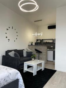 un soggiorno con divano e tavolo di Apartmani Andric a Trebinje