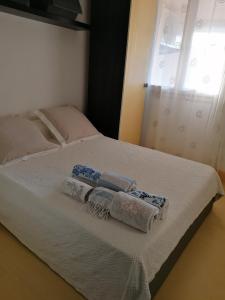 - un lit avec 2 serviettes dans l'établissement appartement au LAGON BLEU à Fréjus, garage, tennis & piscine 1200 M2, à Fréjus