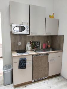 cocina pequeña con fogones y microondas en City Apartment in Velbert-Mitte en Velbert