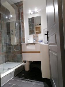 La salle de bains est pourvue d'un lavabo et d'une douche. dans l'établissement appartement au LAGON BLEU à Fréjus, garage, tennis & piscine 1200 M2, à Fréjus