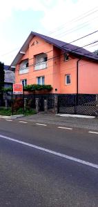 pomarańczowy budynek po stronie ulicy w obiekcie Pensiunea Anca w mieście Rona de Jos