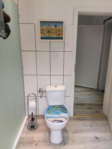 a bathroom with a toilet with a fish seat at City Apartment in Velbert-Mitte in Velbert