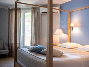 a bedroom with two beds and a window at Hotel Santa Maria in Saint-Florent