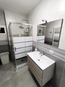 bagno con lavandino, doccia e specchio di Villa Paoletti Appartamento vacanze nel cuore di Gradara a Gradara