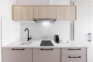 Kuchyň nebo kuchyňský kout v ubytování Amalthia Luxury Suites