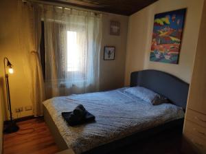 Un dormitorio con una cama con un sombrero encima. en Casina di Tea Lucca, en Lucca