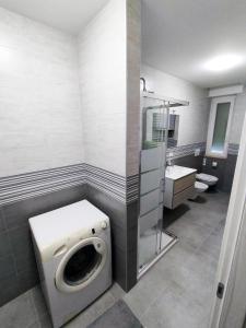 bagno con lavatrice e lavandino di Villa Paoletti, appartamento confortevole nel cuore di Gradara a Gradara