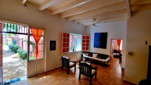 ein Wohnzimmer mit einem Sofa und einem Tisch in der Unterkunft Chez Coumbis in Gorée