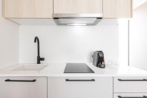 Kuchyň nebo kuchyňský kout v ubytování Amalthia Luxury Suites