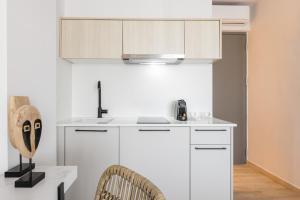 Kuchyň nebo kuchyňský kout v ubytování Amalthia Luxury Suites