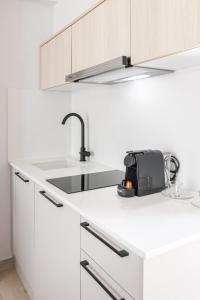Kuchyň nebo kuchyňský kout v ubytování Amalthia Luxury Suites