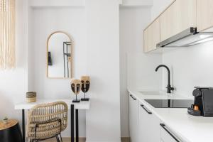 Kuchyň nebo kuchyňský kout v ubytování Amalthia Luxury Suites