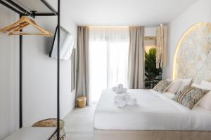 Postel nebo postele na pokoji v ubytování Amalthia Luxury Suites