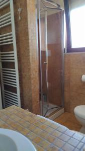 La salle de bains est pourvue d'une douche et de toilettes. dans l'établissement Casa Elda, à Galatone