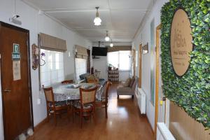 comedor y sala de estar con mesa y sillas en Aska Patagonia, en Punta Arenas