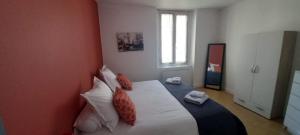 Łóżko lub łóżka w pokoju w obiekcie Joli appartement climatisé