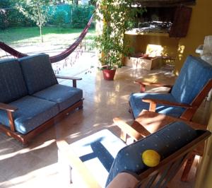 サン・ハビエルにあるCasa en Las Tapias cerca de Villa de Las Rosasのリビングルーム(椅子2脚、ソファ付)