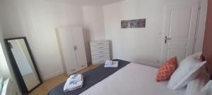 Łóżko lub łóżka w pokoju w obiekcie Joli appartement climatisé