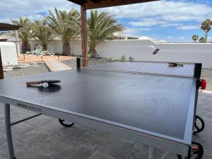 stół do ping ponga na patio w obiekcie Villa Lena w mieście Playa Blanca