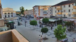 Un groupe de personnes se promenant dans une rue de la ville dans l'établissement FIM apartament, à Hunedoara