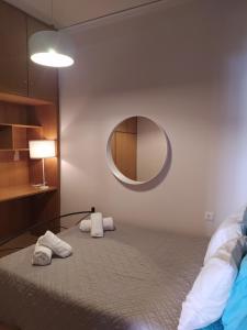 una camera da letto con un letto con uno specchio sul muro di Beachwalk apartments a Calcide