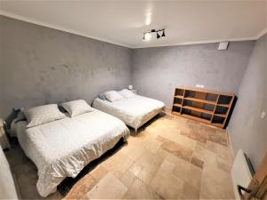 Łóżko lub łóżka w pokoju w obiekcie Villa avec piscine chauffée à l'année(Verdon/Golf)