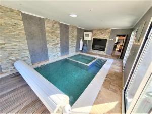 Bazén v ubytovaní Villa avec piscine chauffée à l'année(Verdon/Golf) alebo v jeho blízkosti