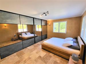 Posteľ alebo postele v izbe v ubytovaní Villa avec piscine chauffée à l'année(Verdon/Golf) + 20 fotografií